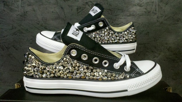 converse-nere-personalizzate-con-borchie-diverse